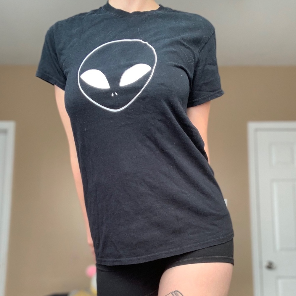 Alien girl tee 👽